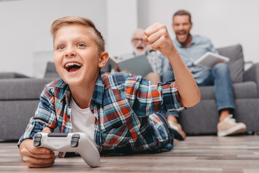 Far og søn der gamer
