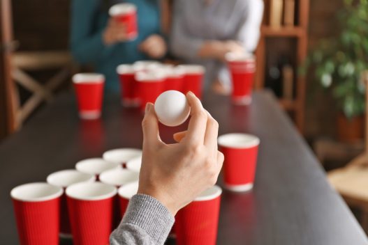 Unge der spiller det populære festspil beer pong
