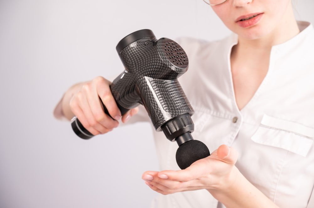 Kvinde med massagepistol