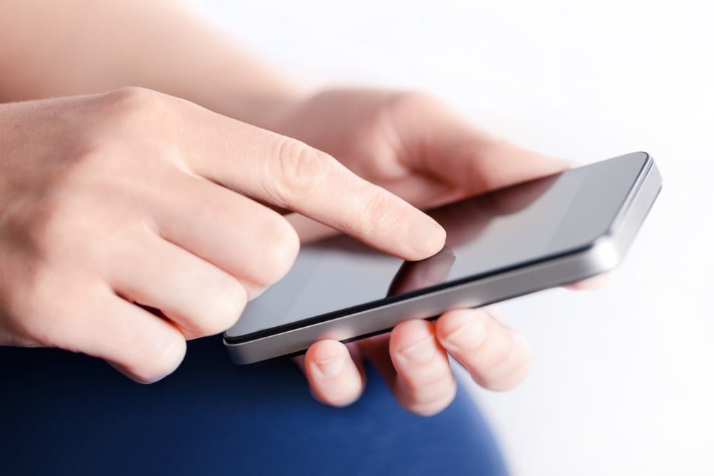 Pige med smartphone