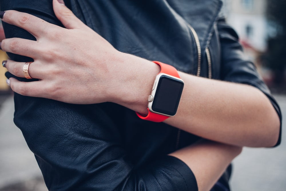 Kvinde med smartwatch